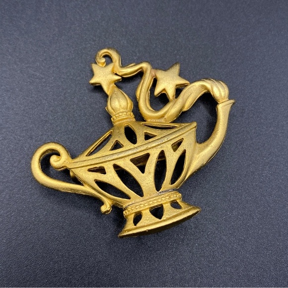 1928 Vintage Genie Aladdin's Lamp Brooch Matte Goldtone - Picture 2 of 5